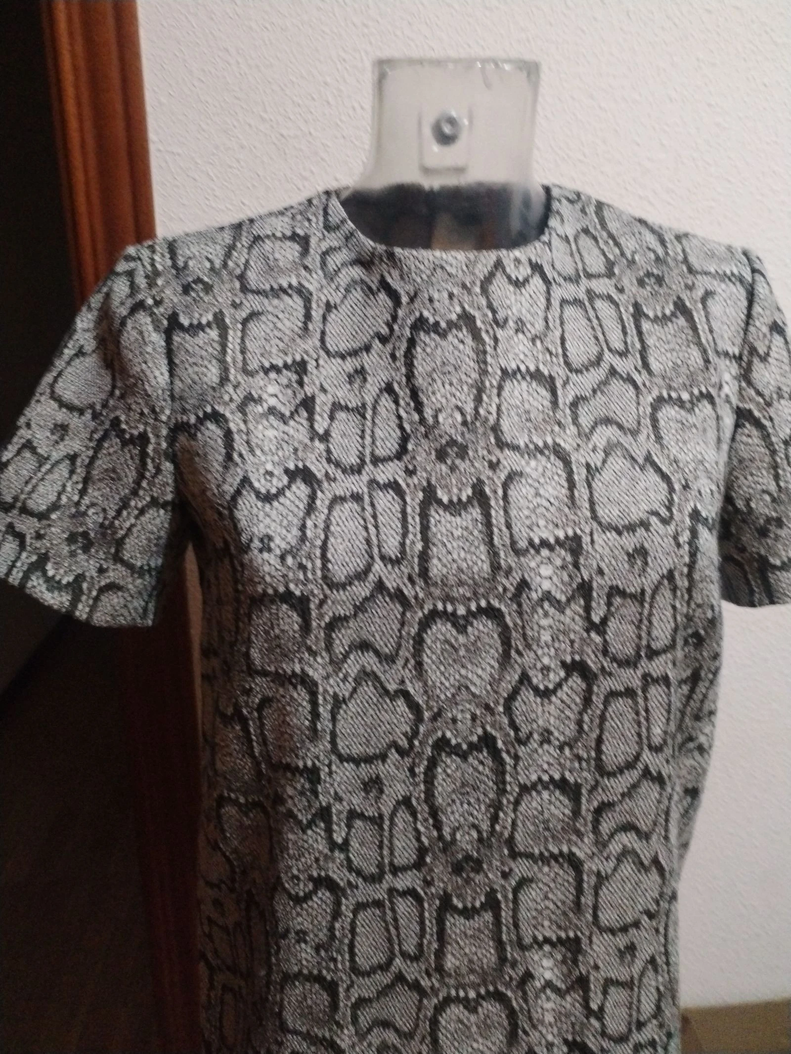 Vestido de verano de Zara con un estampado de serpiente o de cocodrilo – photo 2